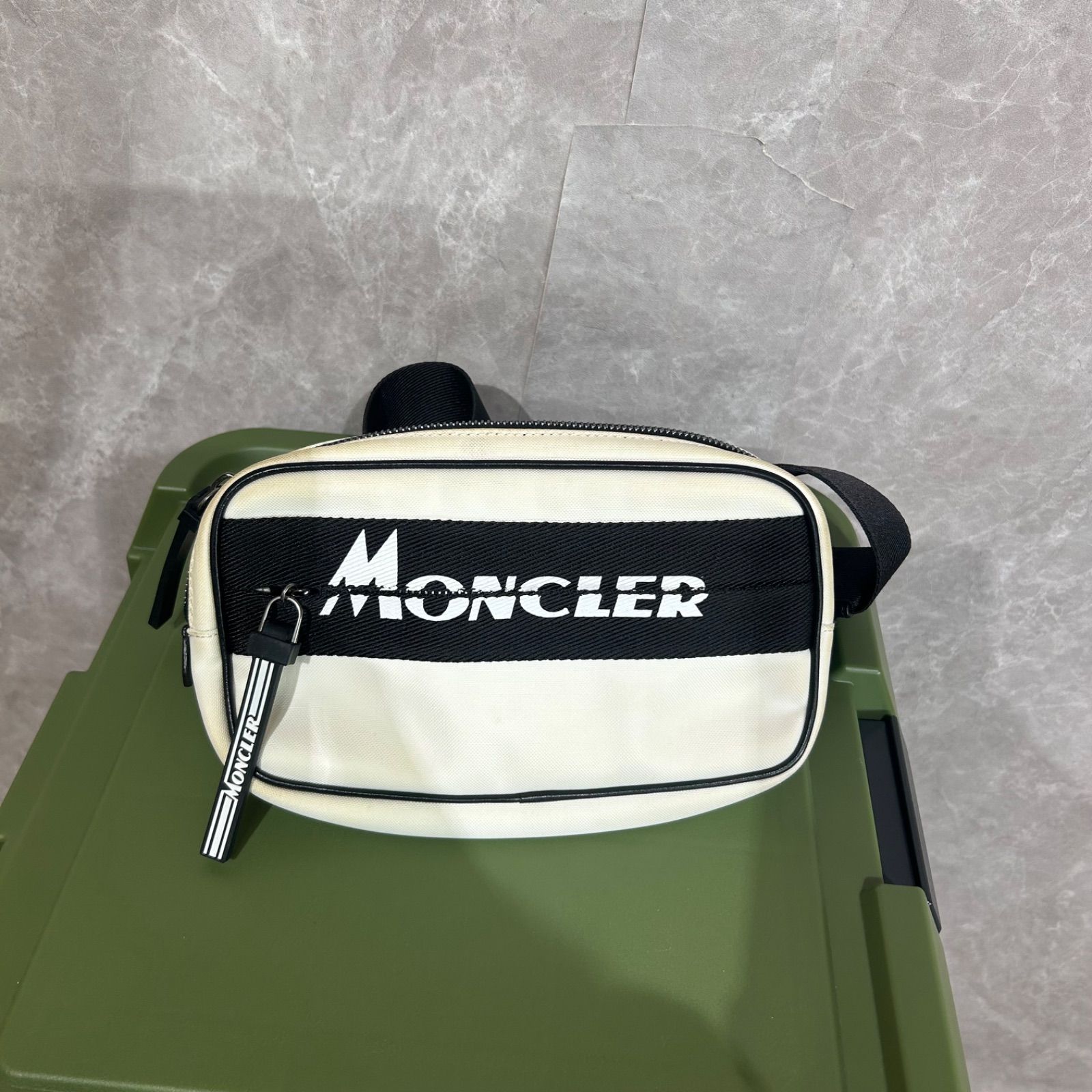 MONCLER モンクレールウエストポーチ ショルダーバッグ ボディバッグ白