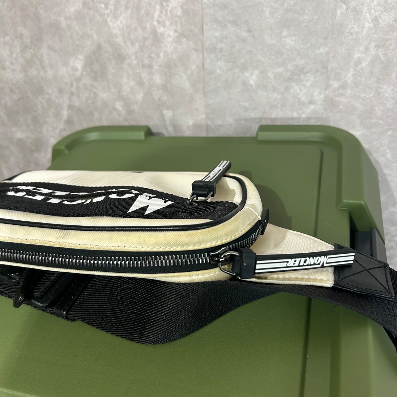 MONCLER モンクレールウエストポーチ ショルダーバッグ ボディバッグ白 