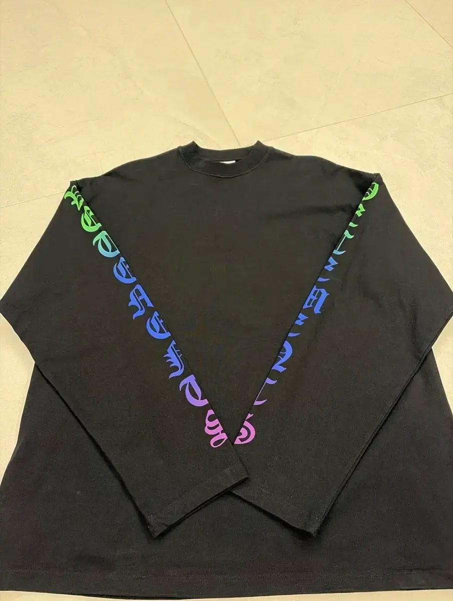 VETEMENTS ヴェトモン ゴシック ロングスリーブ 【公式通販】