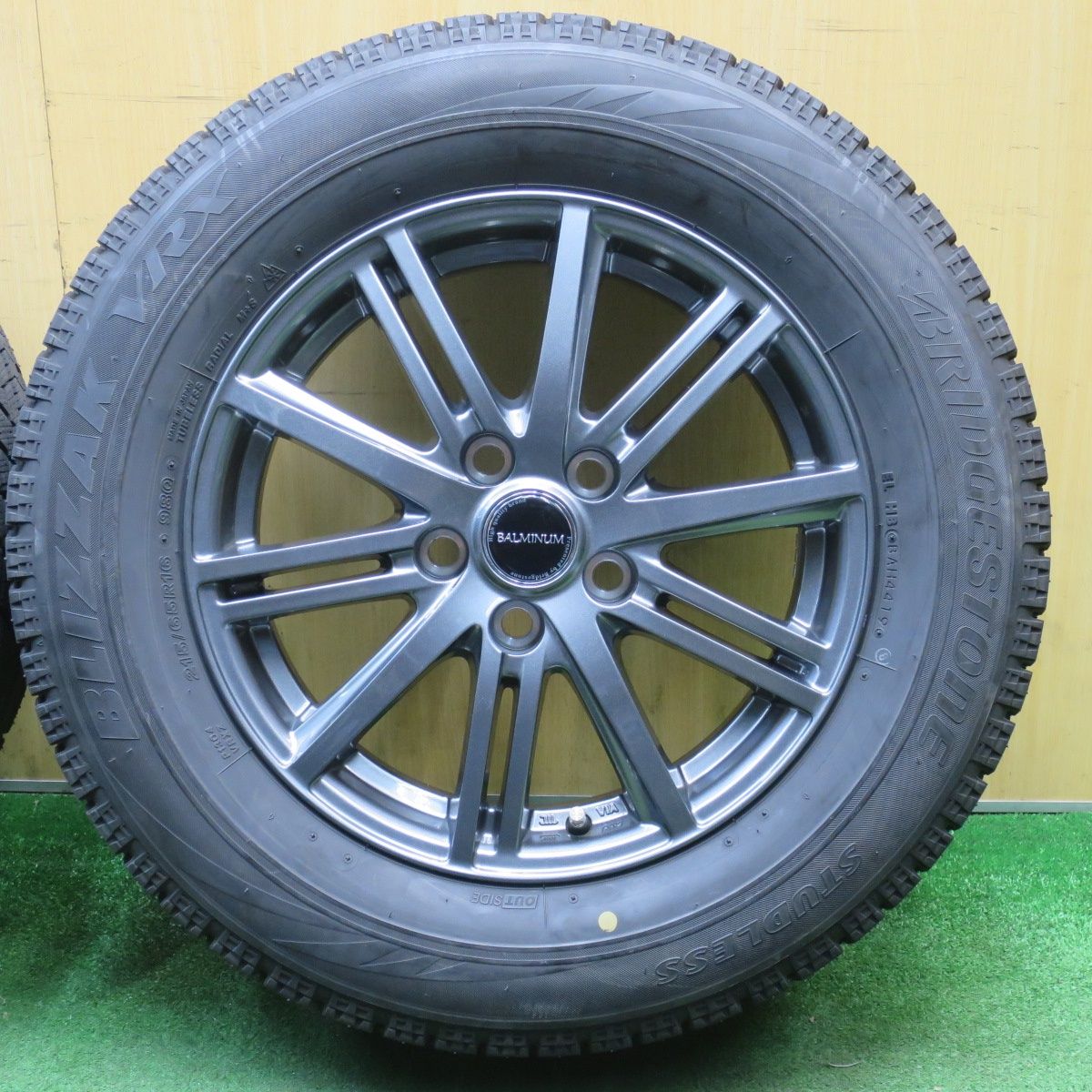 バリ溝！キレイ！ほぼ10分☆スタッドレス 215/65R16 ブリヂストン 