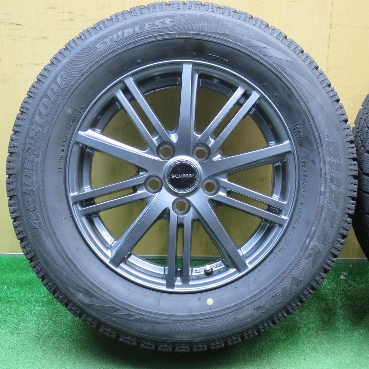 バリ溝！キレイ！ほぼ10分☆スタッドレス 215/65R16 ブリヂストン 