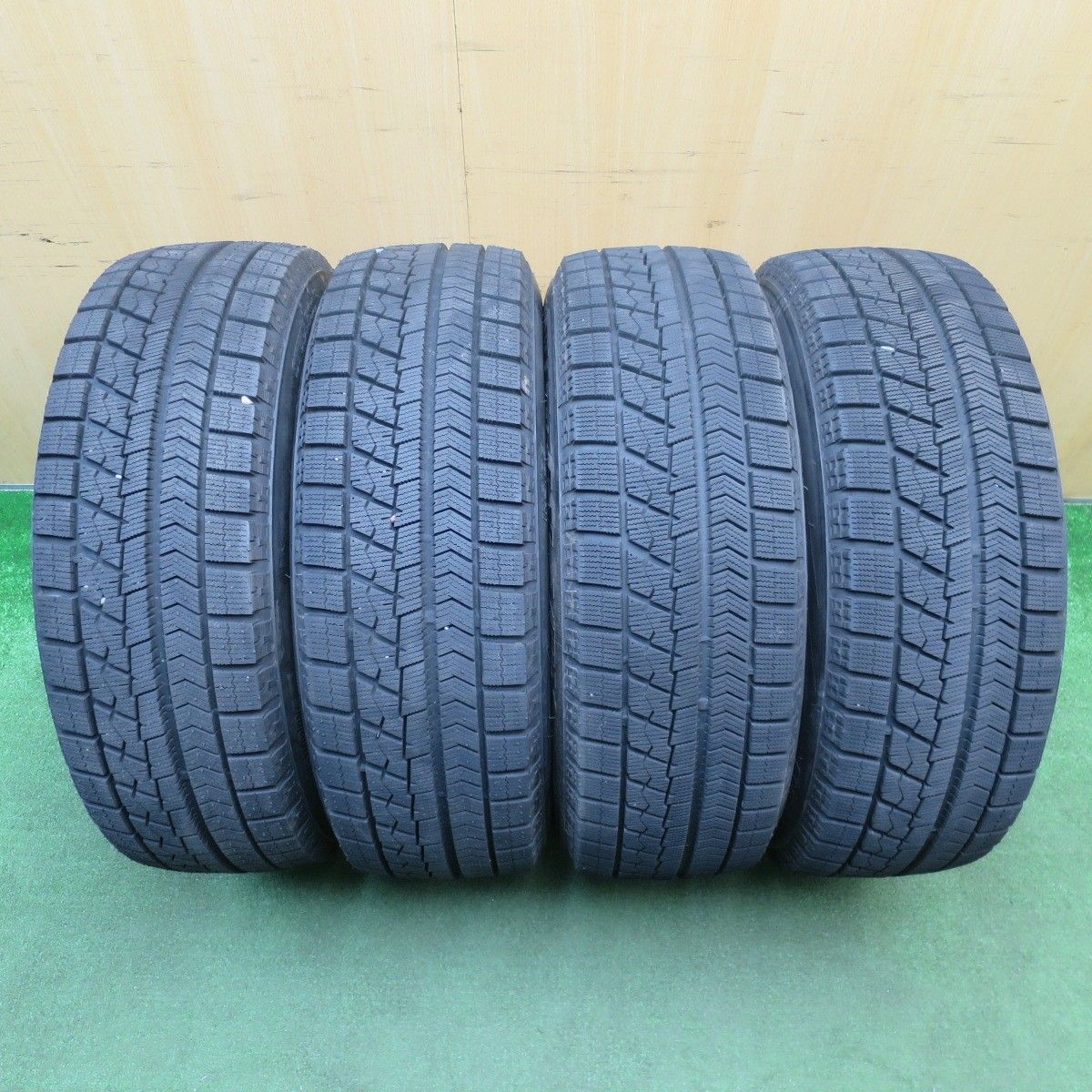 バリ溝！キレイ！ほぼ10分☆スタッドレス 215/65R16 ブリヂストン 