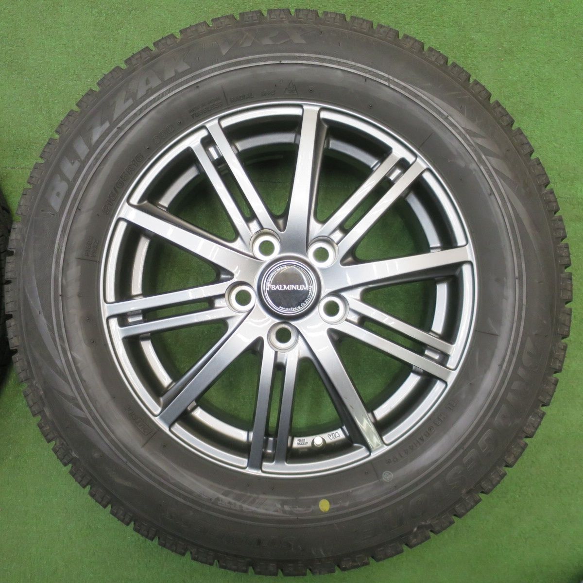 バリ溝！キレイ！ほぼ10分☆スタッドレス 215/65R16 ブリヂストン 