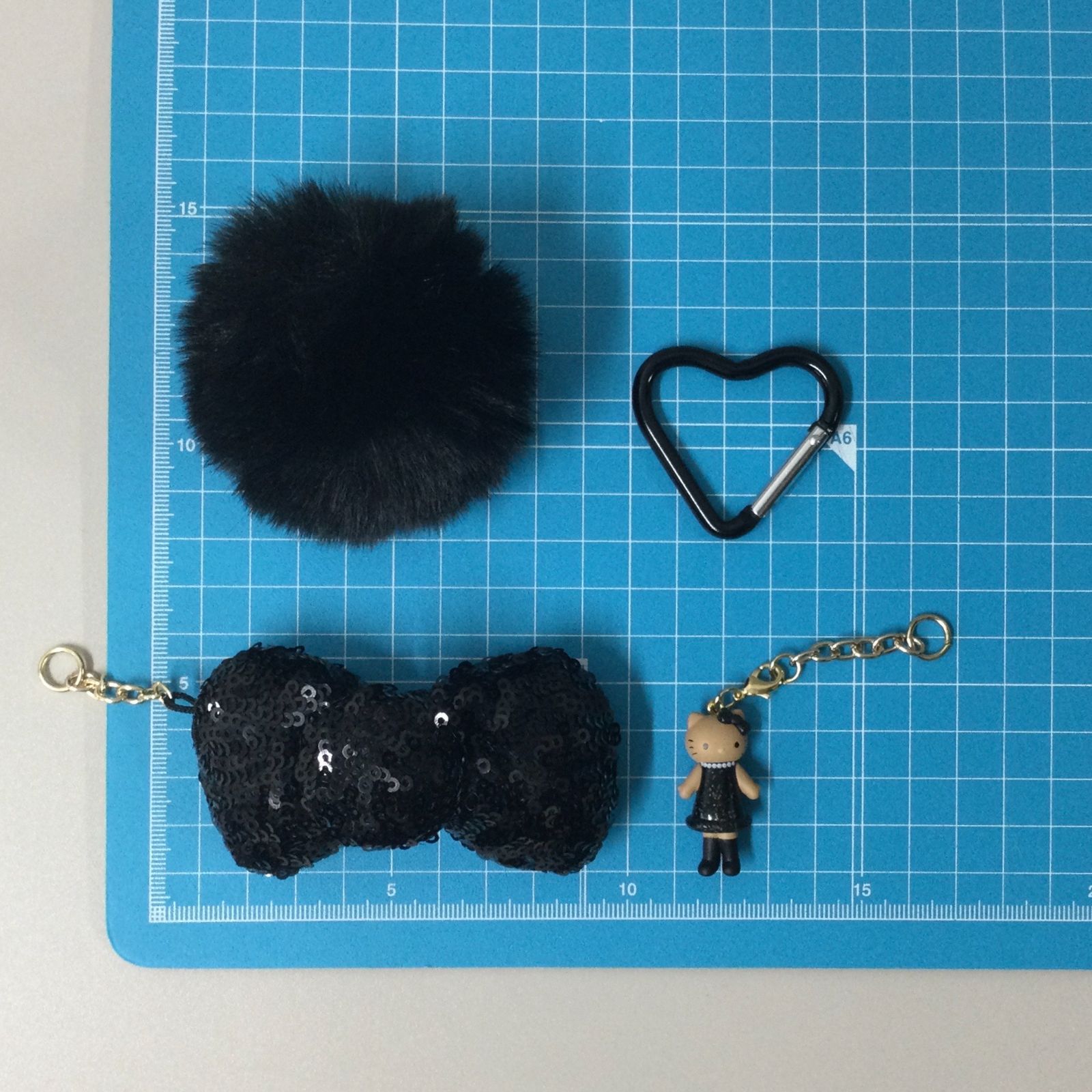 c013【新品・未使用品】ハローキティ リボンストラップ グリッター 