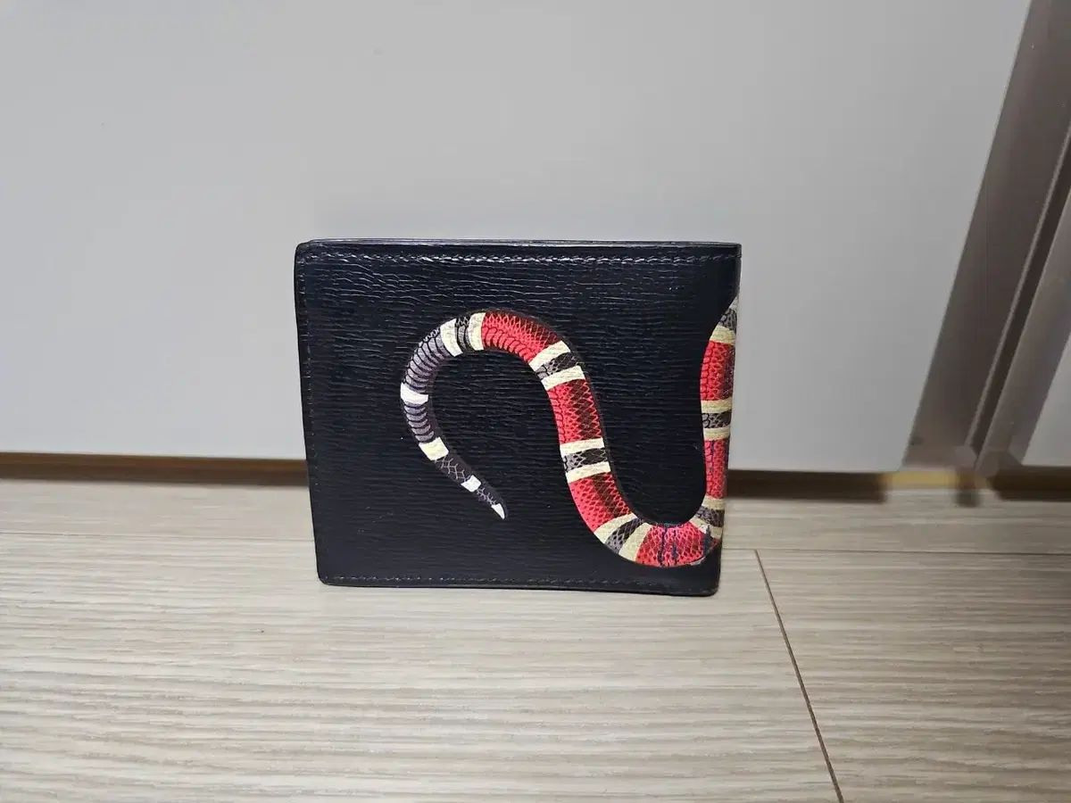 正規品 GUCCI グッチ二つ折り財布 キングスネーク ヘビブラック 黒 PVC 