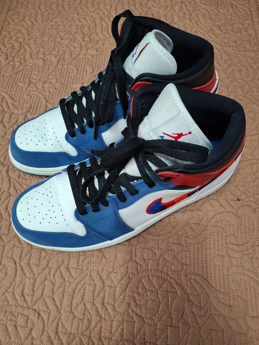 275 NIKE エア ジョーダン1 ミッド スニーカー 1150