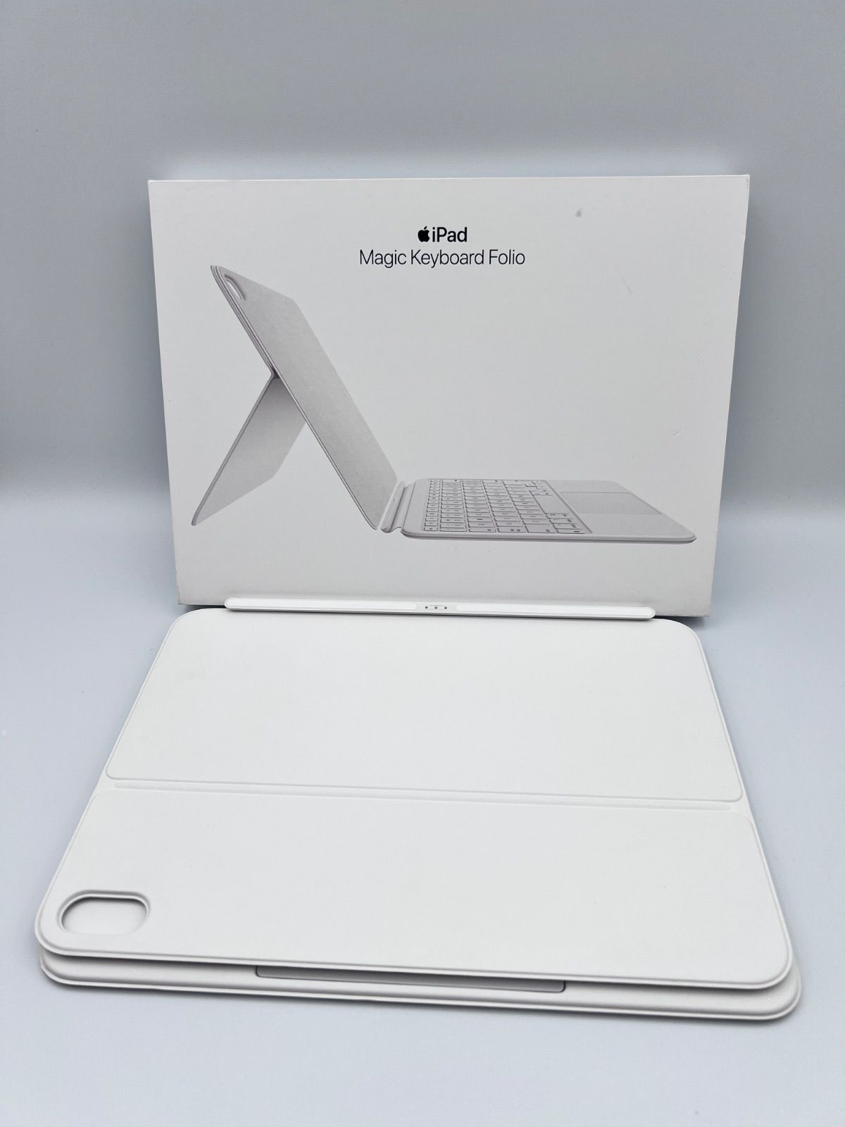 EC28# iPad Magic Keyboard Folio Model A2695 - メルカリ