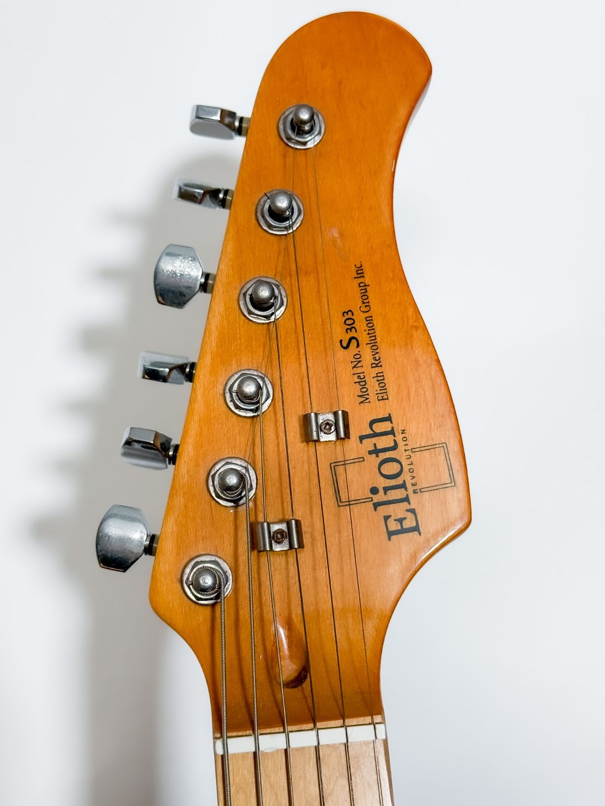 Elioth エリオス エレキギター MODEL No.S303 ボルドー ソフトケース付 Elioth エリオス エレキギター MODEL No.S303 ボルドー ソフトケース付