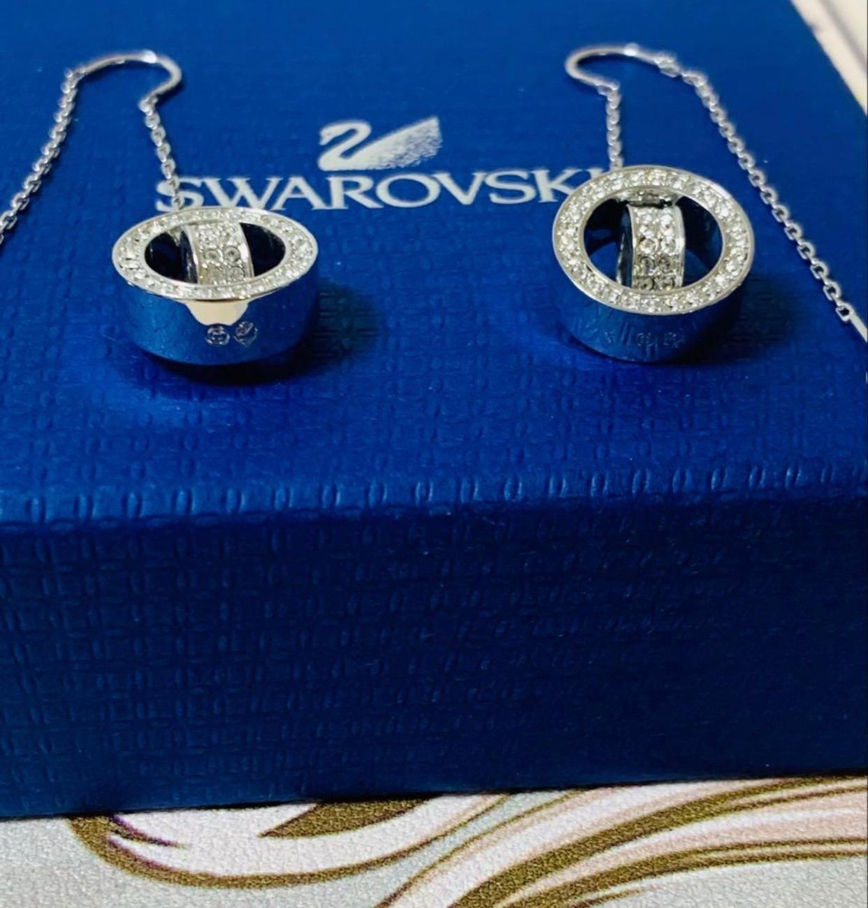 ほぼ新品 スワロフスキー Swarovski Hollow ドロップピアス - メルカリ