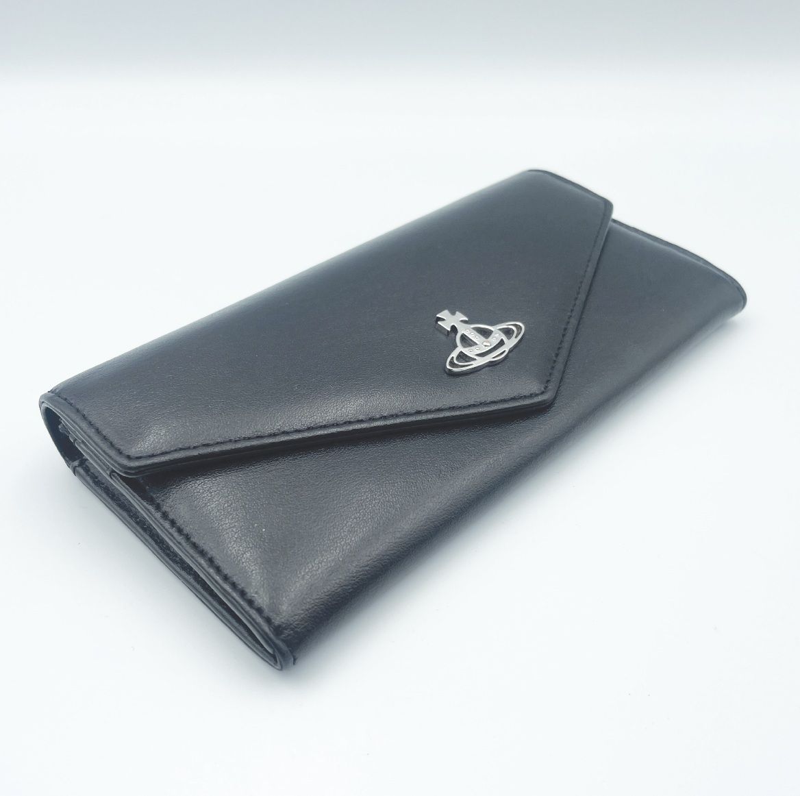 美品 ヴィヴィアンウエストウッド エンボス　オーブ フラップ　長財布 Vivienne Westwood（ヴィヴィアンウエストウッド） 長財布 フラップ