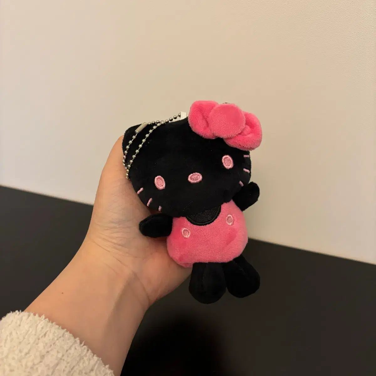 BLACKPINK ジス ハローキティぬいぐるみ キーホルダー シークレット 黒 BLACKPINK ジス ハローキティぬいぐるみ キーホルダー ブラックグレー