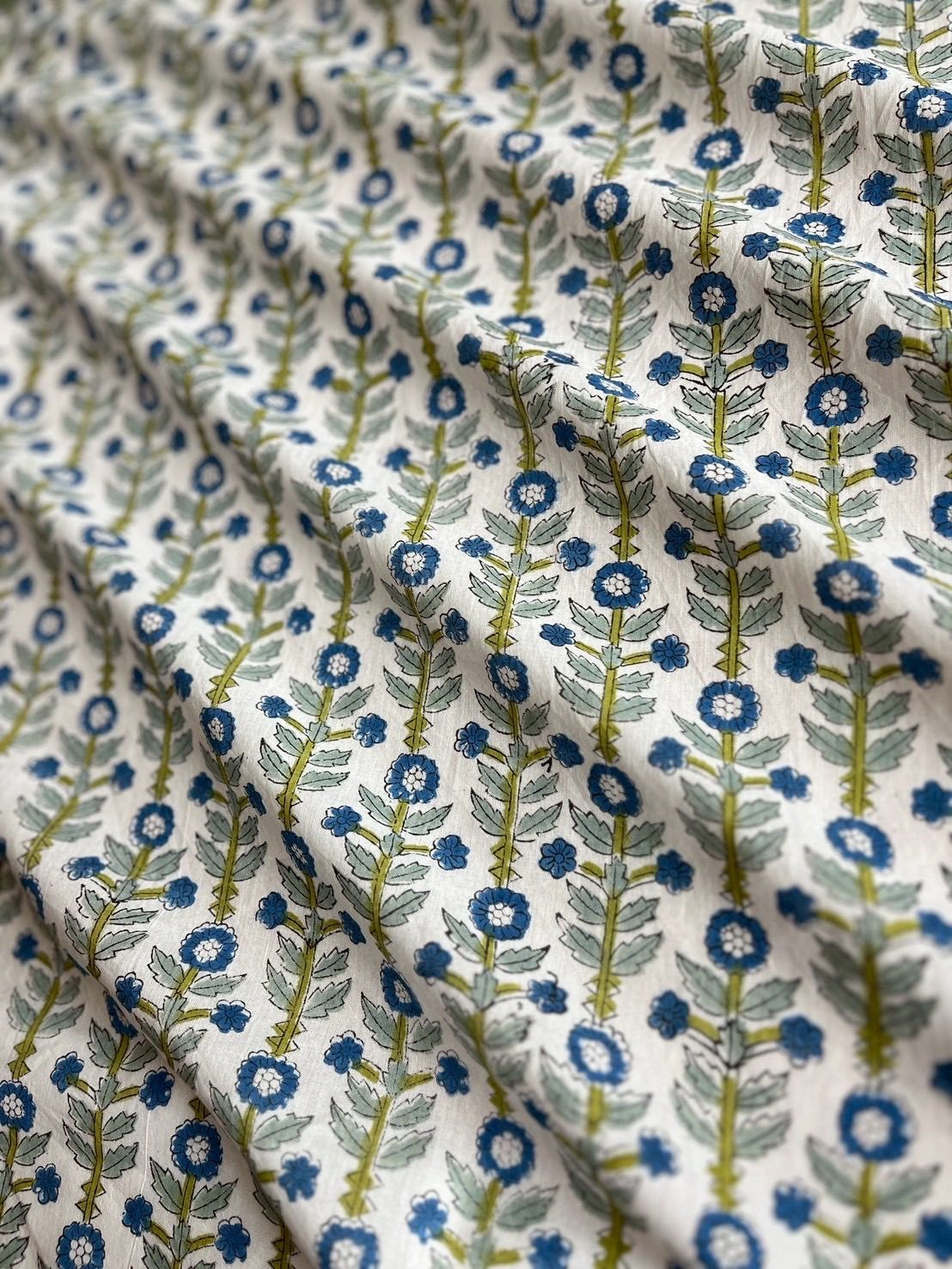 Sarasa Fabric 3m インド綿　ブロックプリント　白地に青のたて小花柄　ハンドメイド　木版印刷　カットクロス　布地