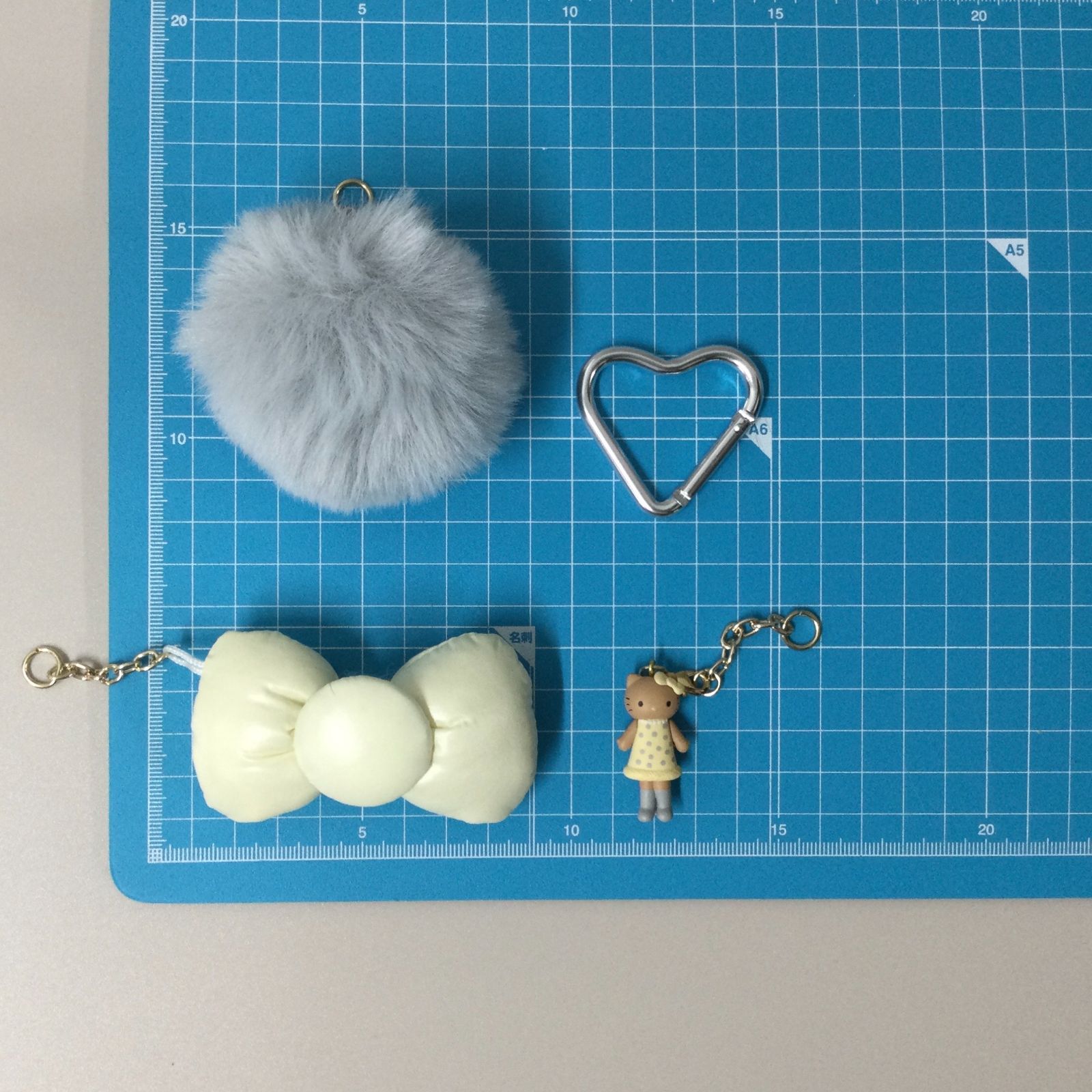 c014【新品・未使用品】ハローキティ リボンストラップ グレー