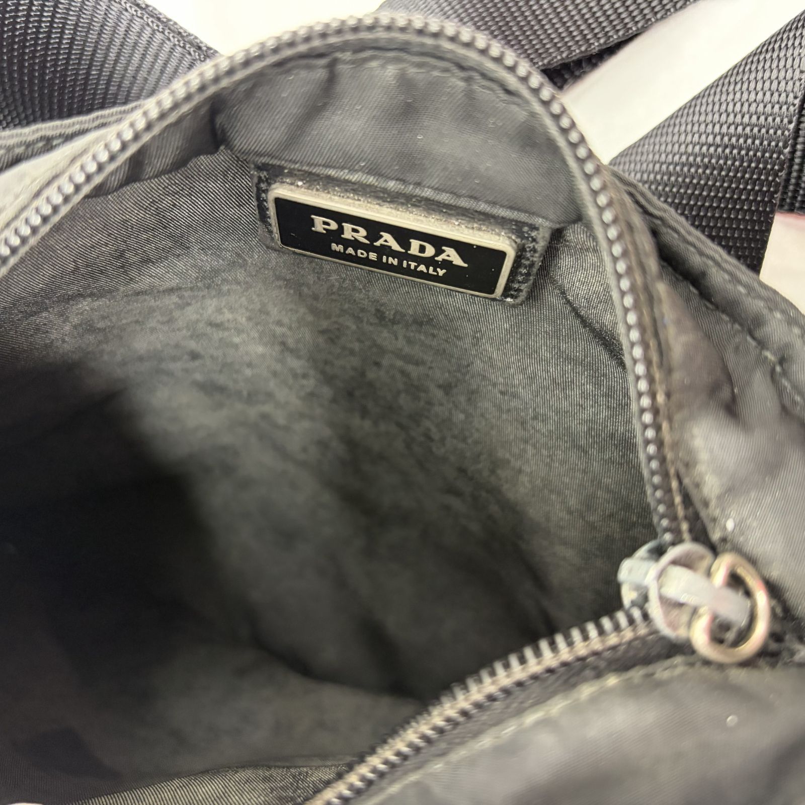 PRADA プラダのショルダーバッグ 三角ロゴプレート テスート 斜め掛け 