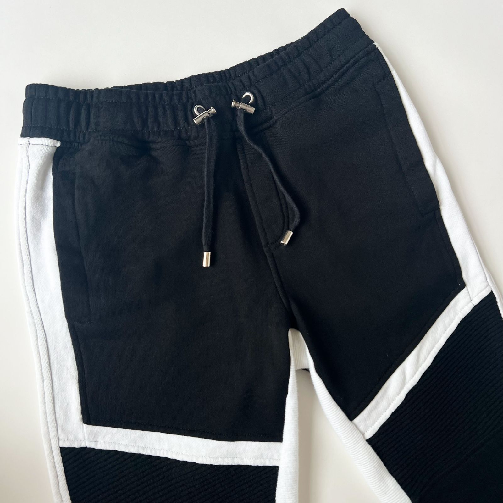 ち*び様 美品 BALMAIN バルマン スウェット ショートパンツ 黒 美品 バルマン BALMAIN スウェット ショートパンツ 黒/白 XS - メルカリ