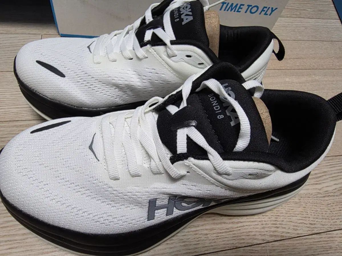 HOKA ONE ONE ボンダイ8 白黒 ランニングシューズ 0 HOKA ホカ 