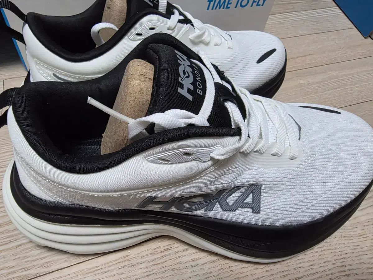 HOKA ONE ONE ボンダイ8 白黒 ランニングシューズ 0 HOKA ホカ 