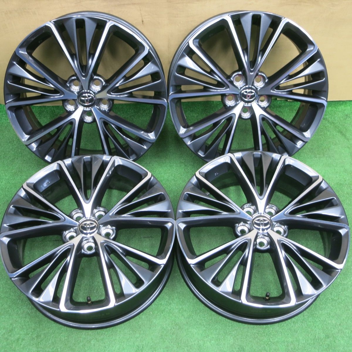 トヨタ 60プリウス Z 純正 19インチ ホイール 4本セット 現行 トヨタ 60プリウス Z 純正 19インチ ホイール 4本セット 現行