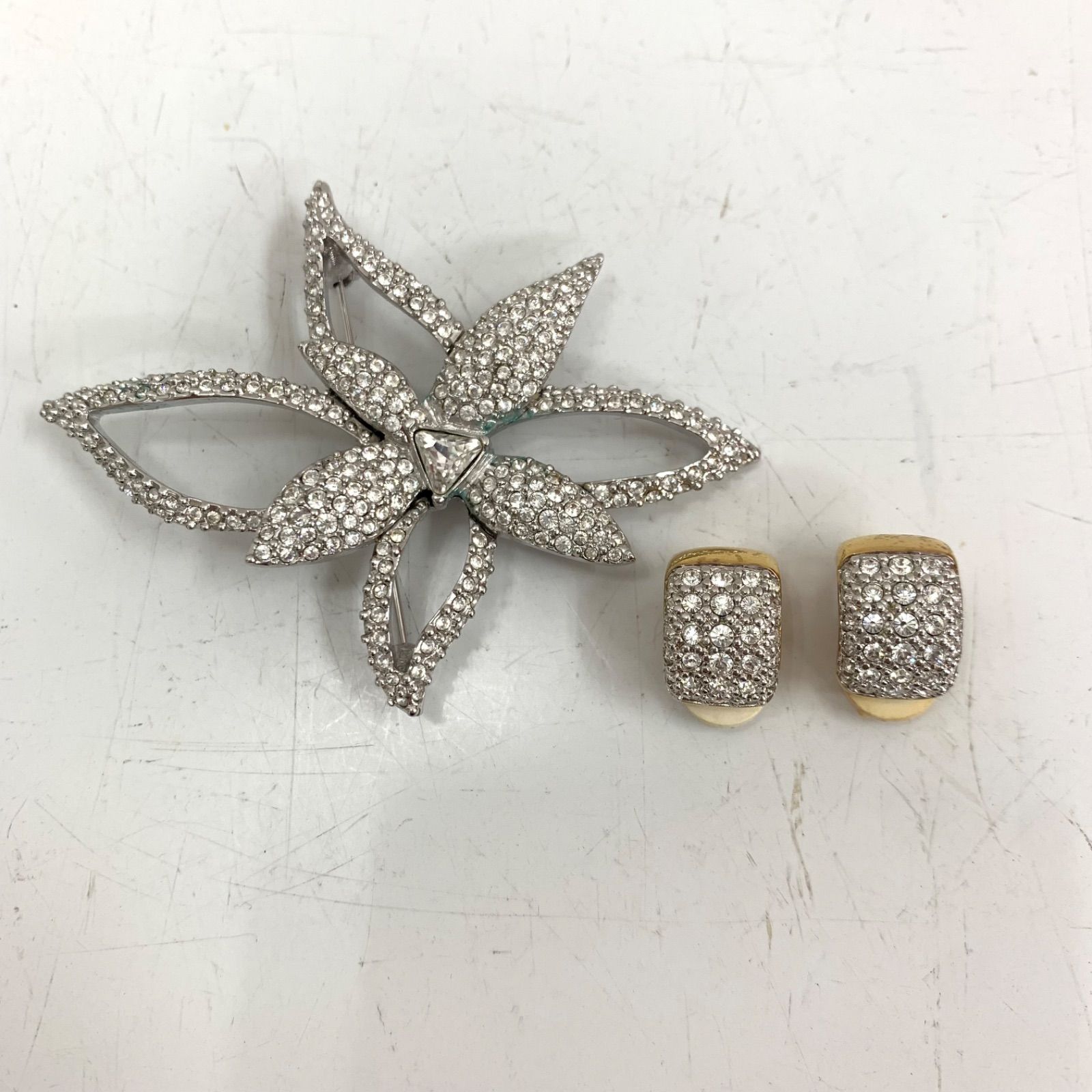 SWAROVSKI 花デザイン ブローチ・イヤリングセット C180② - メルカリ