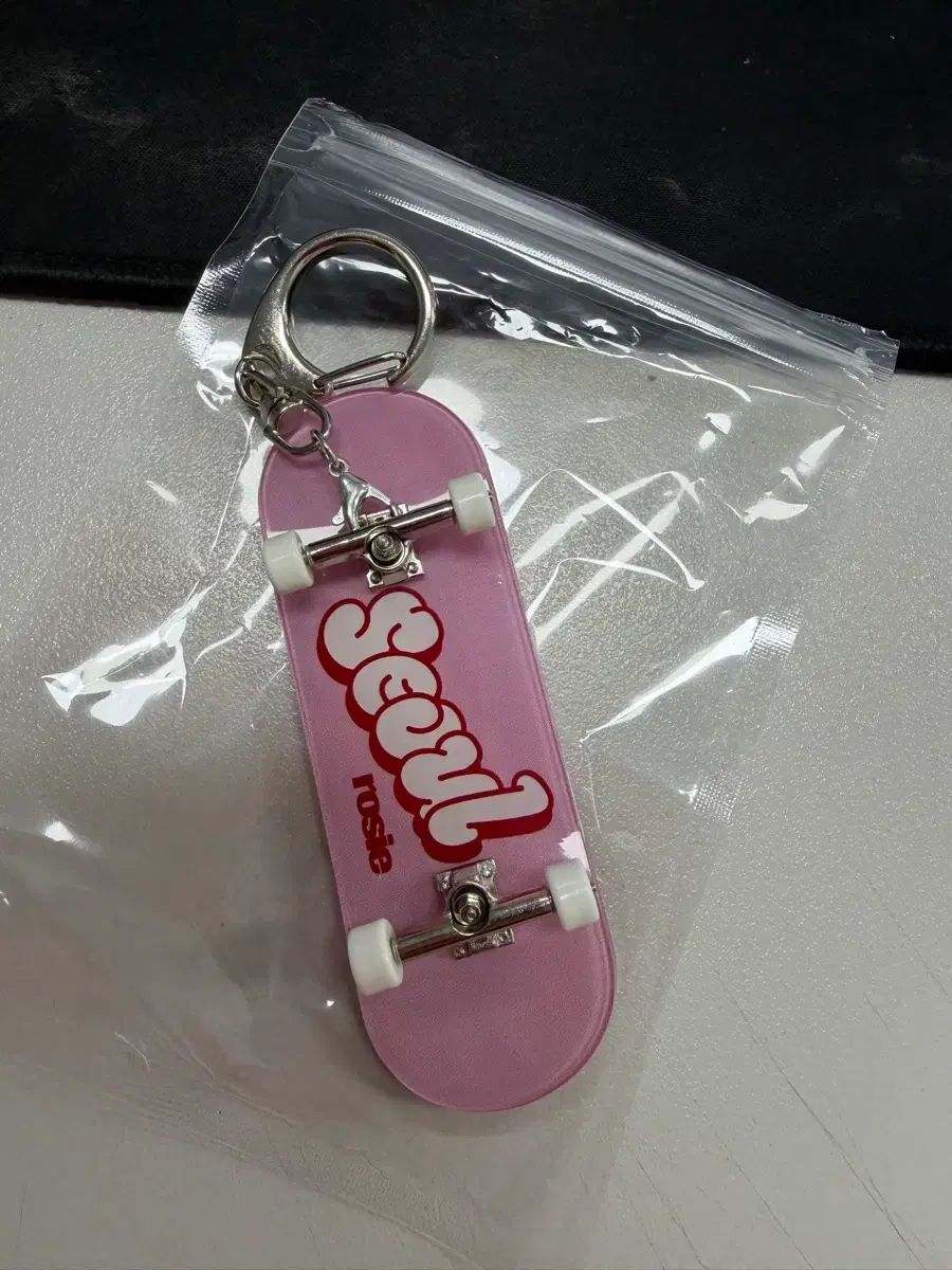 ロゼ rosie ポップアップ スケートボード キーホルダー + トレカ