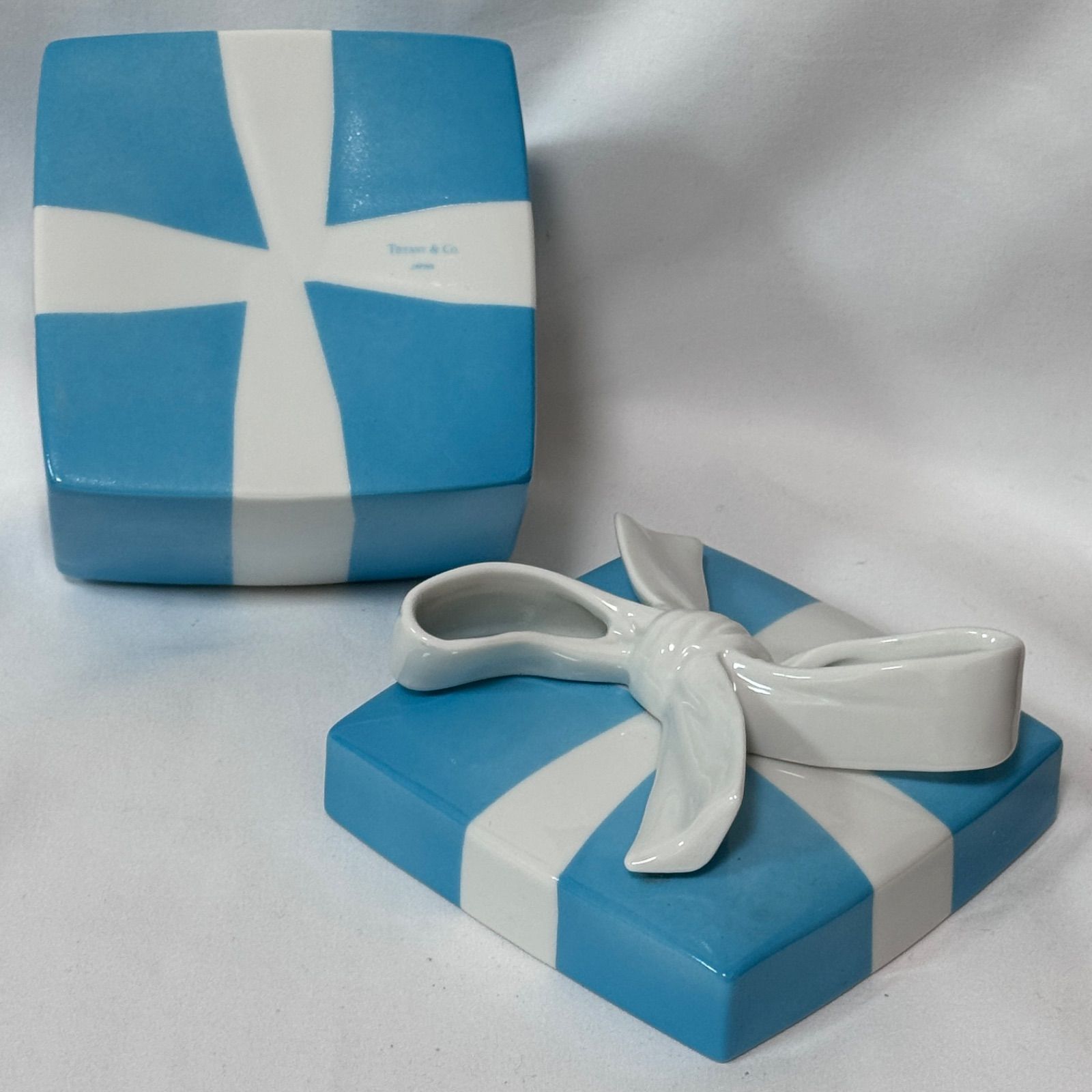 Tiffany & Co. ブルーボックス リボンデザインボウル2個セット Amazon