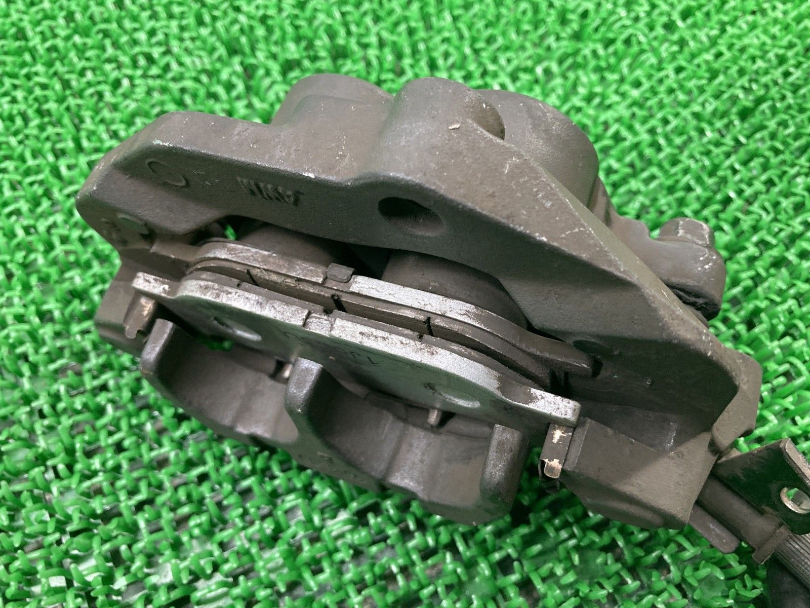 SR400 フロントブレーキキャリパー ヤマハ 純正 中古 RH03J キャリサポ キャリパーサポート ブレーキホース付き 修復素材に Cv