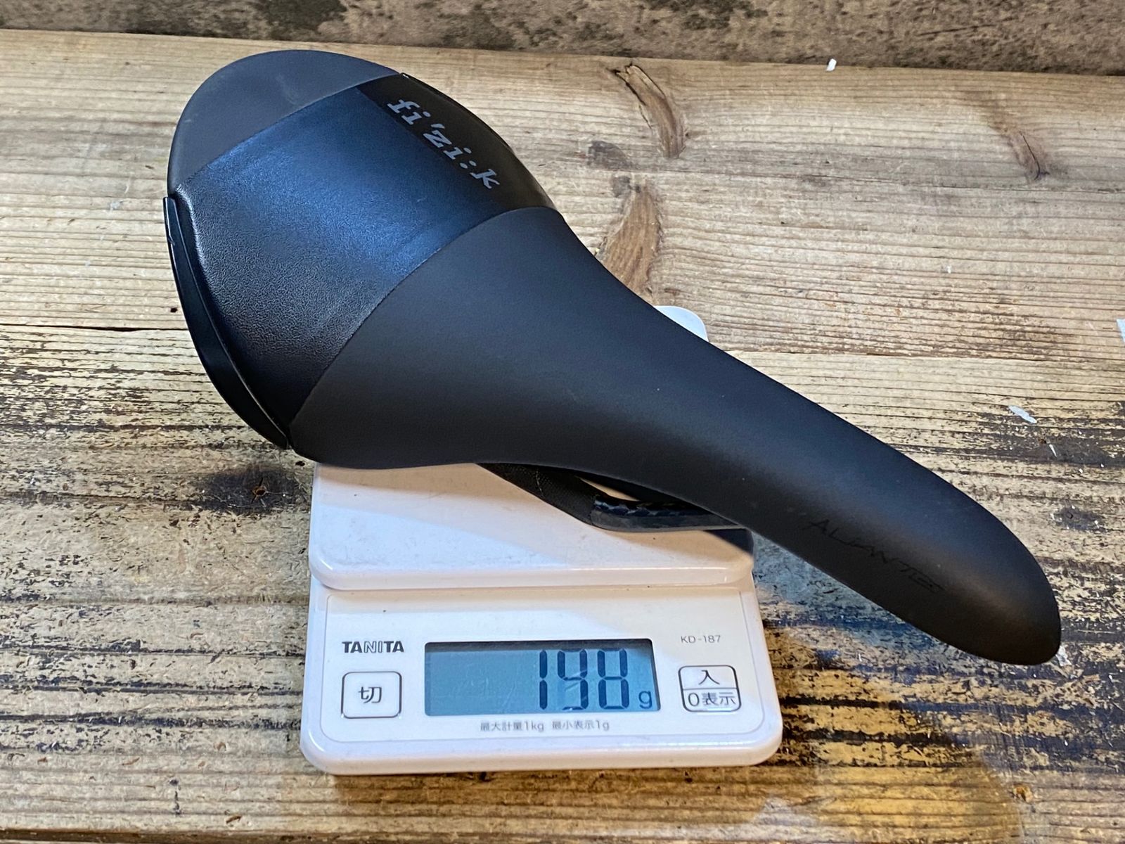 JW952 フィジーク fizik アリアンテ ALIANTE R1 サドル 黒 138mm