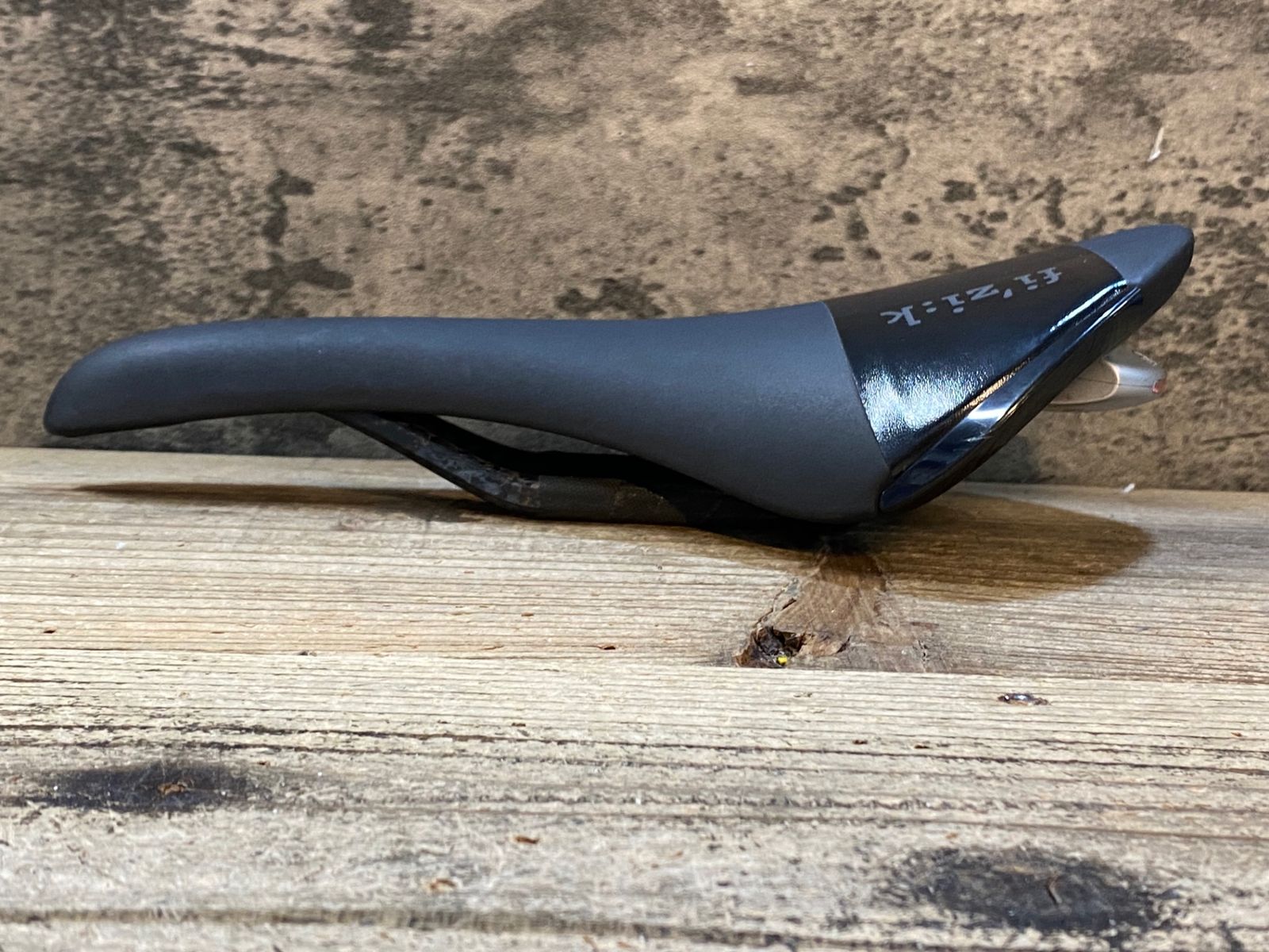 JW952 フィジーク fizik アリアンテ ALIANTE R1 サドル 黒 138mm