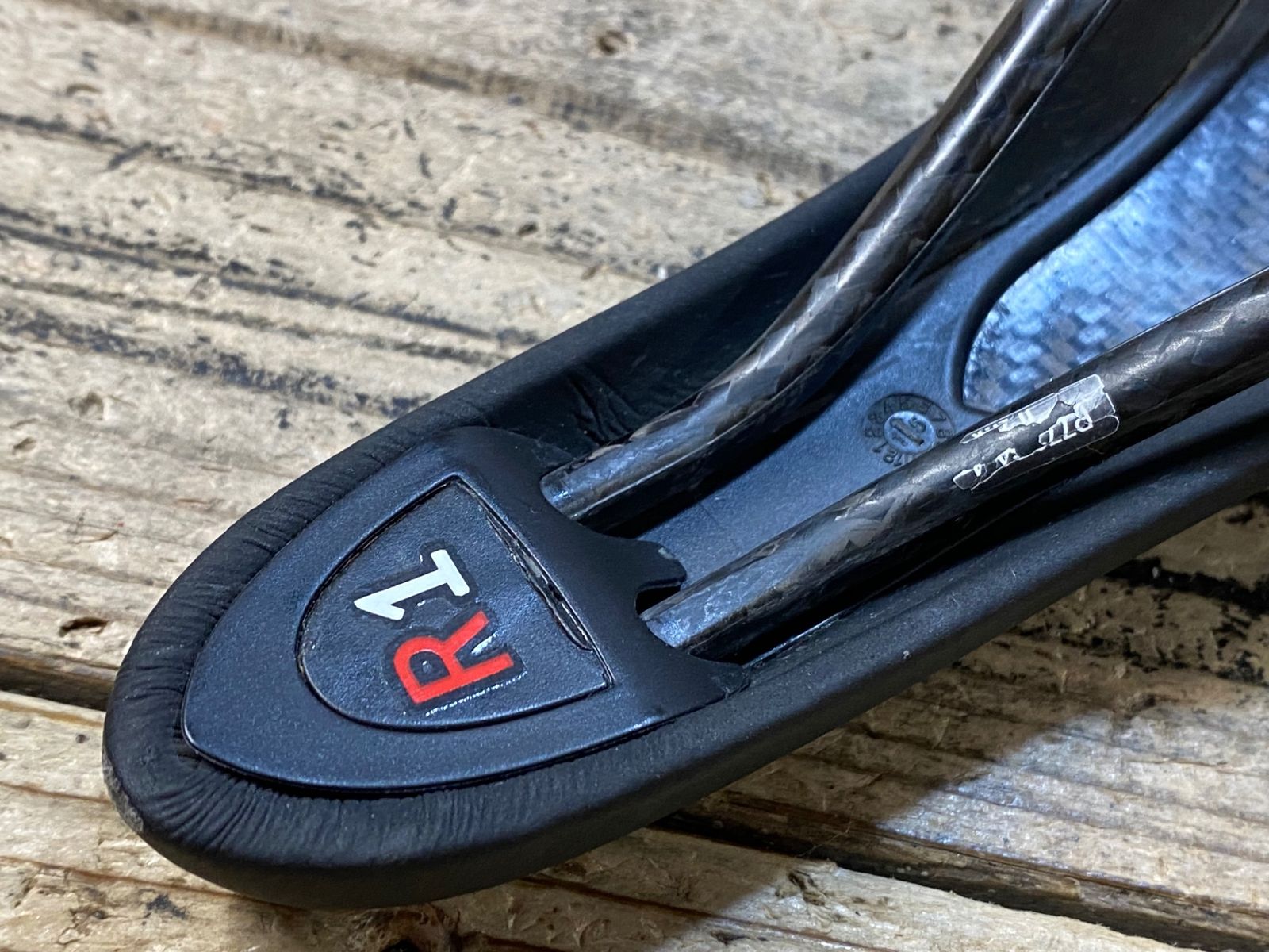 JW952 フィジーク fizik アリアンテ ALIANTE R1 サドル 黒 138mm JW952 フィジーク fizik アリアンテ ALIANTE R1 サドル 黒 138mm