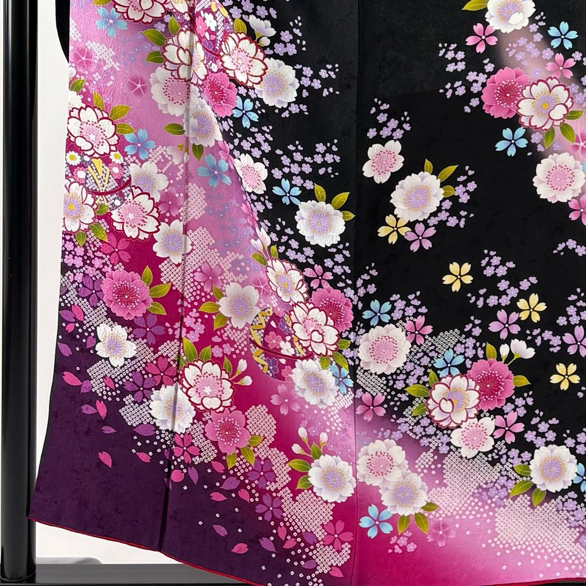 振袖 身丈157.5cm 裄丈63.5cm S 袷 手鞠 桜 ぼかし 箔 黒 正絹 秀品 振袖 身丈157.5cm 裄丈63.5cm S 袷 手鞠 桜 ぼかし 箔 黒 正絹 秀品