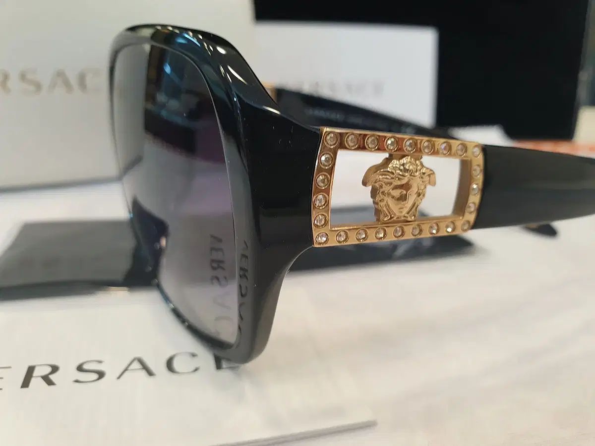 ブランド Versace ヴェルサーチェ サングラス 正規品 新品 出品 【公式 