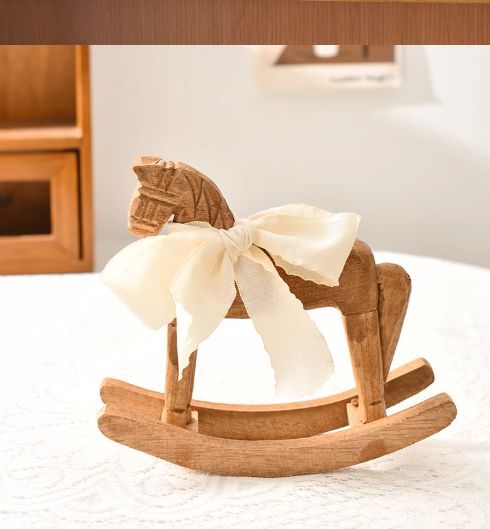 創造的な彫刻が施された木製の馬