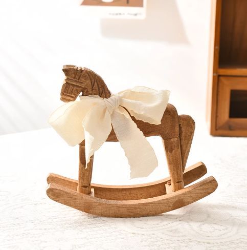 創造的な彫刻が施された木製の馬