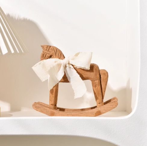  創造的な彫刻が施された木製の馬 ナチュラル雑貨 置物 インテリア小物