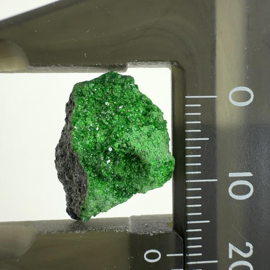 E33558】 灰クロム柘榴石 ウバロバイト 柘榴石 ガーネット 石榴石