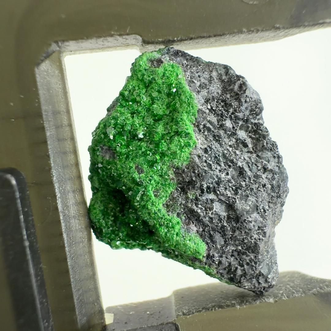 E33558】 灰クロム柘榴石 ウバロバイト 柘榴石 ガーネット 石榴石