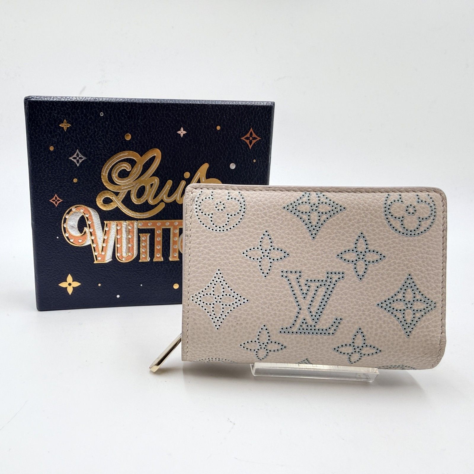 LOUIS VUITTON（ルイ・ヴィトン）ポルトフォイユ・クレア 二つ折り財布 コンパクトウォレット マヒナレザー ベージュ系 パンチングモノグラム ゴールドトーン金具 RFID ICチップ内蔵 LOUIS VUITTON（ルイ・ヴィトン）ポルトフォイユ・クレア 二つ折り財布