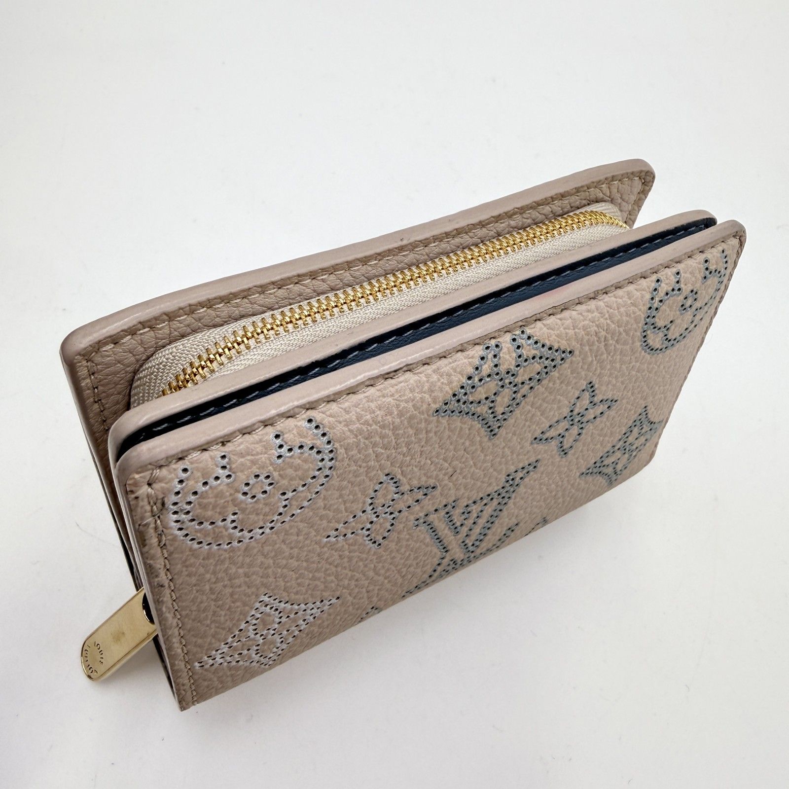 LOUIS VUITTON（ルイ・ヴィトン）ポルトフォイユ・クレア 二つ折り財布 コンパクトウォレット マヒナレザー ベージュ系 パンチングモノグラム ゴールドトーン金具 RFID ICチップ内蔵 楽天市場】【新品】 ルイヴィトン 二つ折り財布 ポルトフォイユ クレア