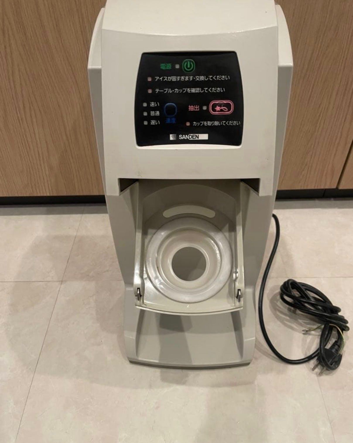 サンデン社製の業務用ソフトクリーム抽出機「One Shot OS3 (CIM-10A)」 神奈川県 海老名市にて サンデン One Shot OS3 業務用 ソフトクリーム