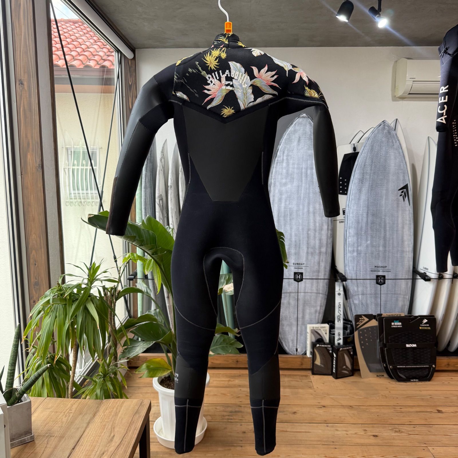 【新品】BILLABONG セミドライスーツ　5×3mm レディース 新品】BILLABONG セミドライスーツ 5×3mm レディース BILLABONG