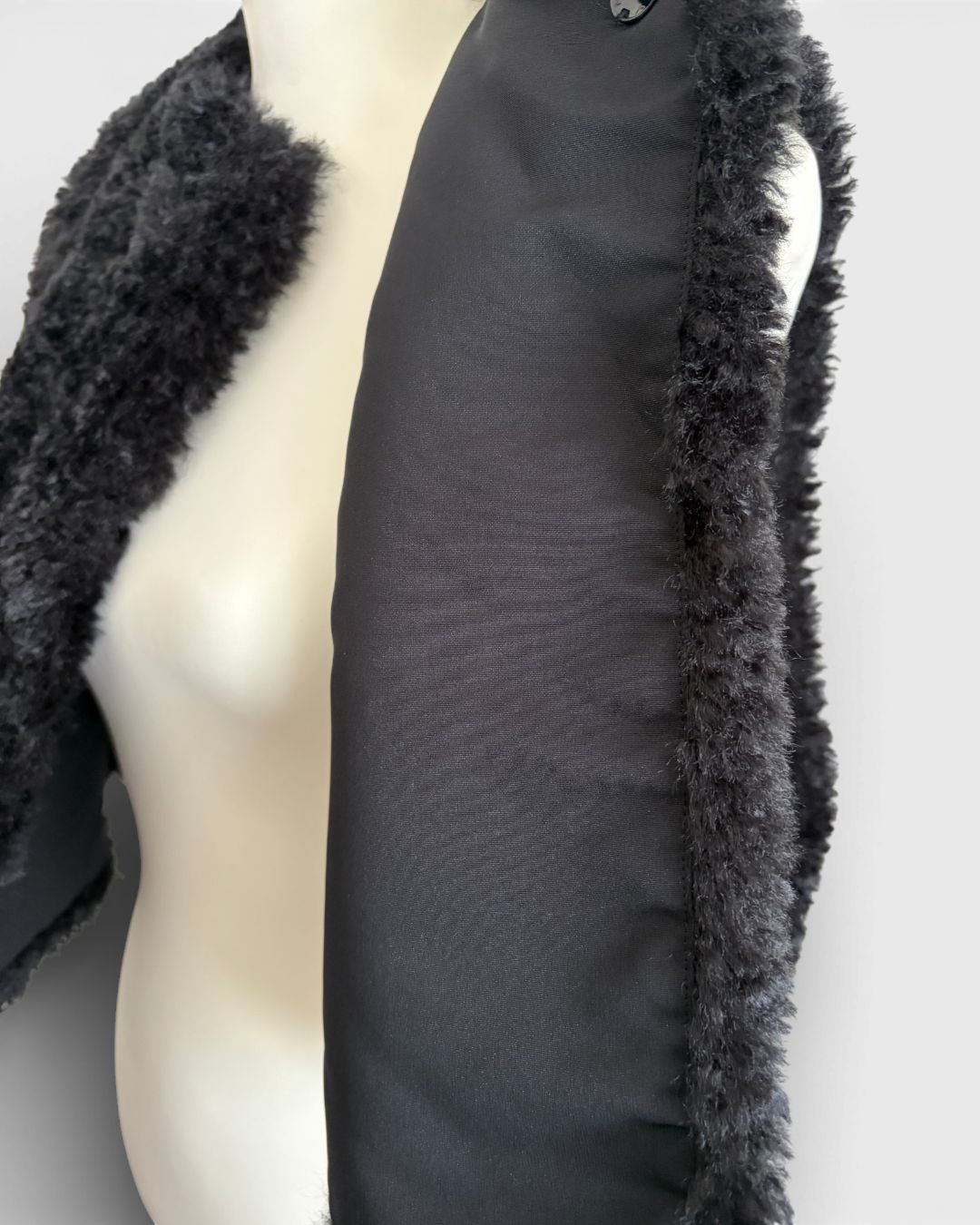HYKE FAUX SHEARLING CROPPED VEST ハイク ファーシアリング