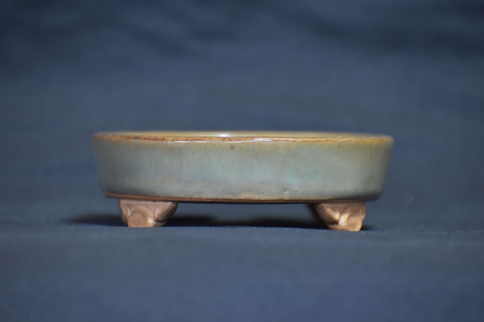 壱興】 時代が乗った草均釉窯変雲脚楕円鉢 間口16.2cm 壹興落款 色味