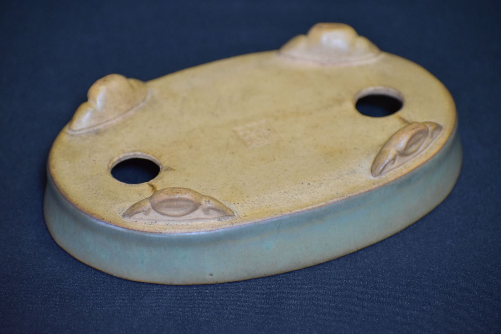 壱興】 時代が乗った草均釉窯変雲脚楕円鉢 間口16.2cm 壹興落款 色味