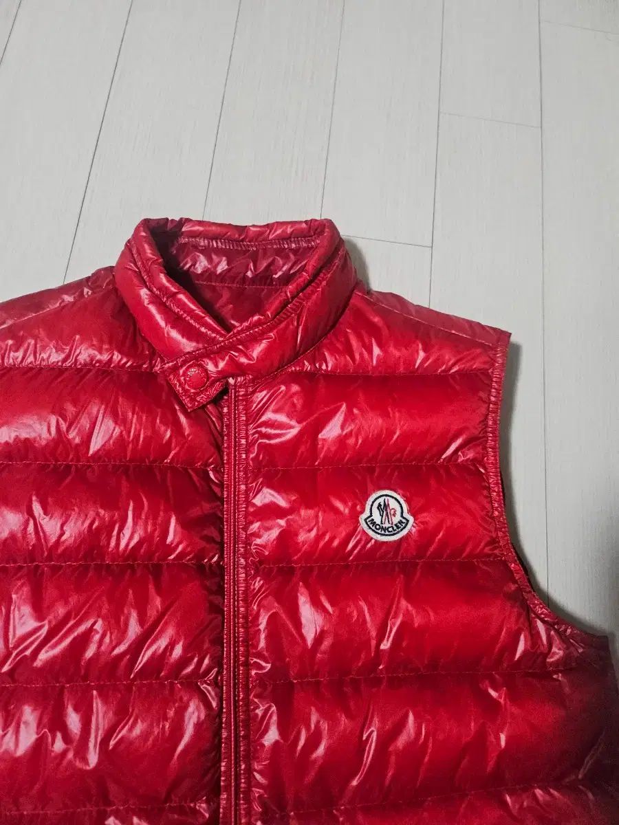 1 MONCLER GU レッド ロゴ ダウン ベスト - メルカリ