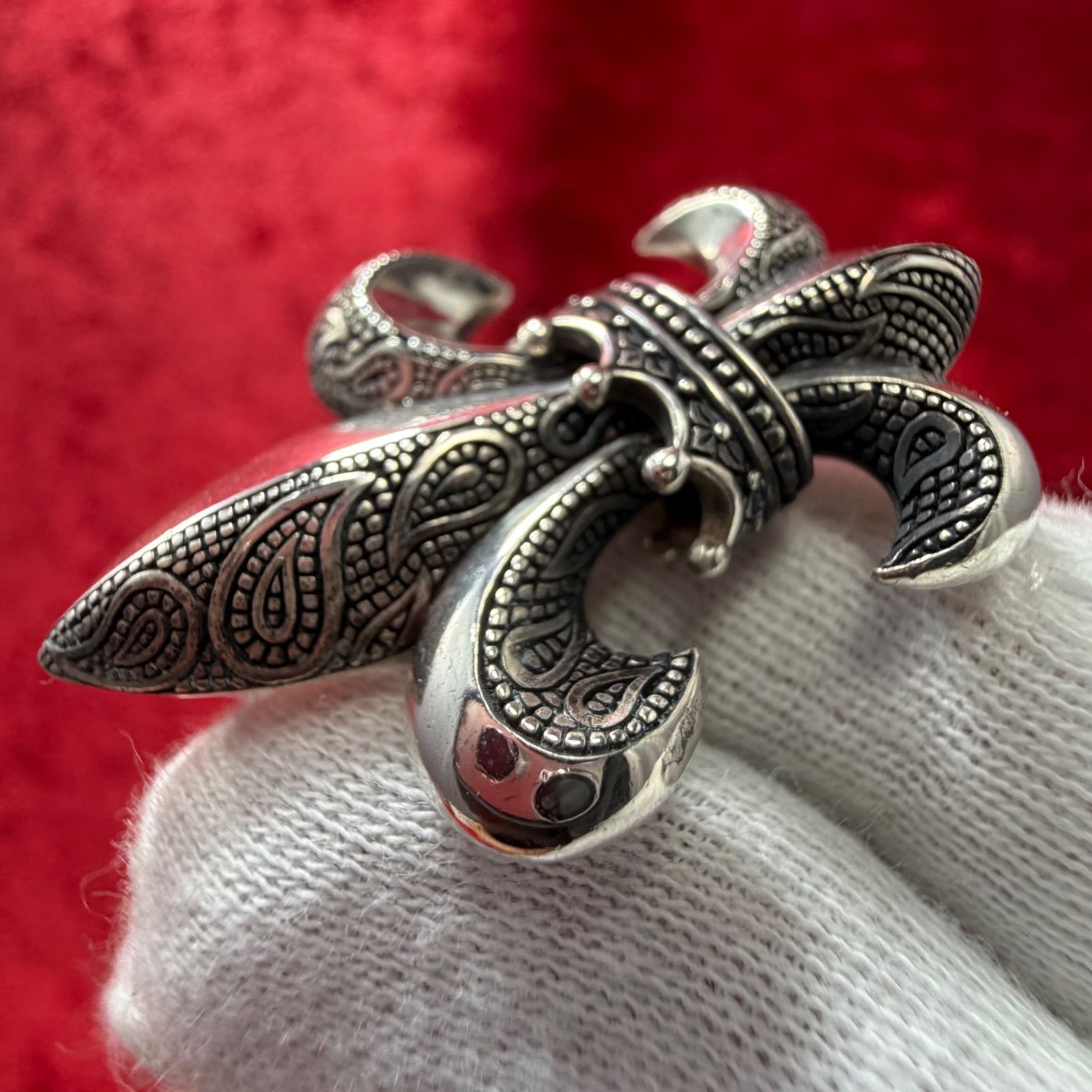 Justin Davisユリモチーフペンダントネックレス ジャスティンデイビス 美品 ユリモチーフペンダントネックレス ジャスティンデイビス/Justin