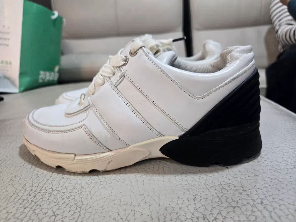 CHANEL シャネル正規品 白 ブラック スニーカー 36 (230-235) 【公式通販】