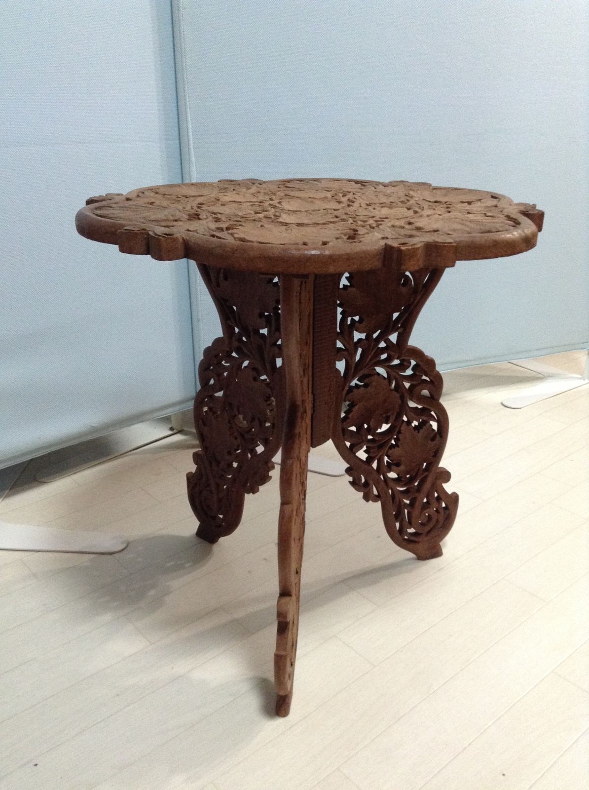木彫り 透かし彫り サイドテーブル 折りたたみ 花台 物置き 幅46cm 奥行き46cm 高さ48cm 木彫り 透かし彫り サイドテーブル 折りたたみ 花台 物置き 幅46cm