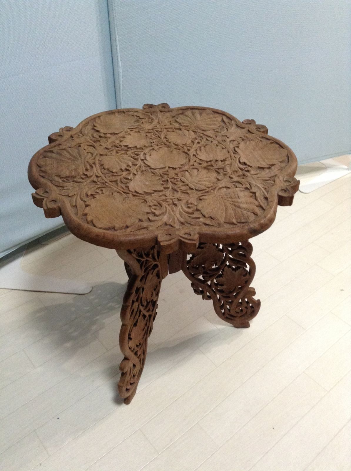 木彫り 透かし彫り サイドテーブル 折りたたみ 花台 物置き 幅46cm
