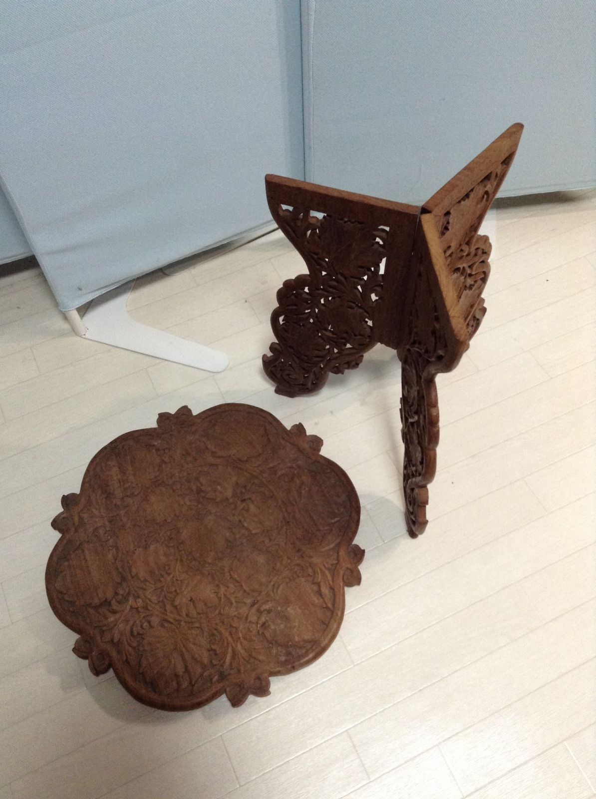 木彫り 透かし彫り サイドテーブル 折りたたみ 花台 物置き 幅46cm 奥行き46cm 高さ48cm 木彫り 透かし彫り サイドテーブル 折りたたみ 花台 物置き 幅46cm