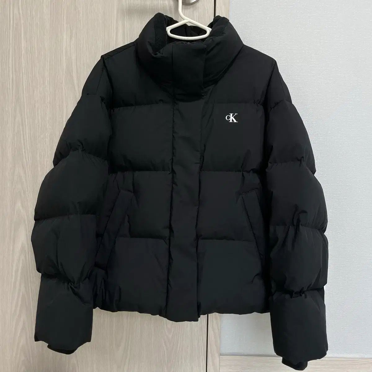 Calvin Klein レディース ショートダウン リラックスフィット スタンド 